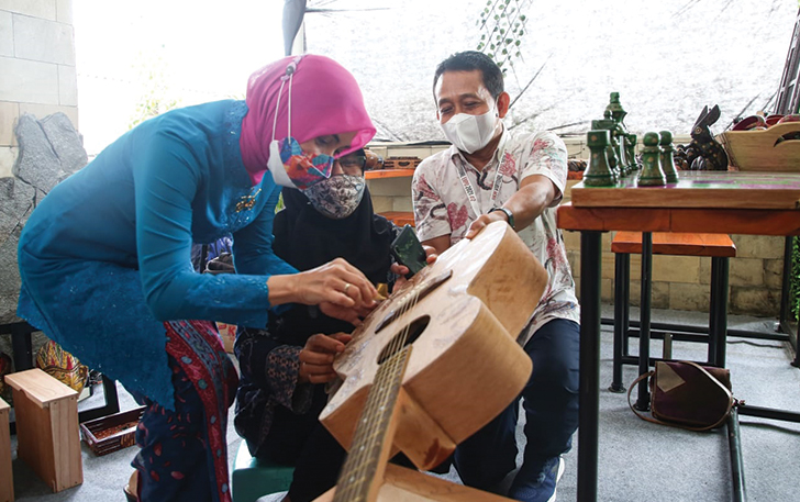 Ketua Dekranasda Jawa Tengah Siti Atikoh kepincut dengan gitar batik buatan perajin Karanganyar dalam UKM Virtual Expo 2021.