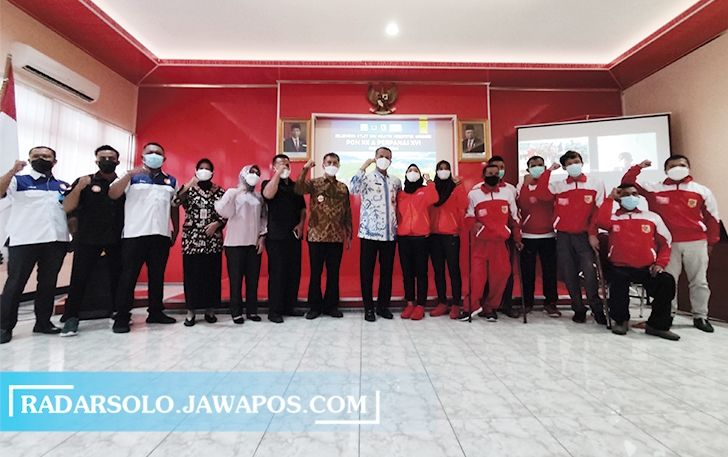 BISA DIANDALKAN: Pelepasan atlet dan pelatih asal Wonogiri yang akan berlaga pada PON XX dan Peparnas XVI Papua 2021, Jumat (24/9). (IWAN ADI LUHUNG/RADAR SOLO)