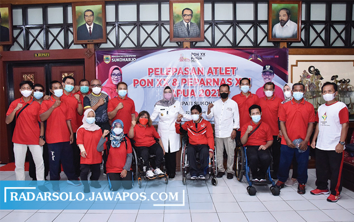 BERI MOTIVASI: Sejumlah atlet dan pelatih pamitan kepada Bupati Sukoharjo Etik Suryani untuk bertanding dalam PON dan Peparnas, Rabu (22/9). (IWAN KAWUL/RADAR SOLO)