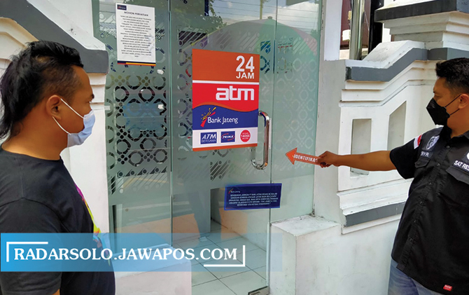 Jajaran Polres Klaten saat melakukan olah TKP di ATM Bank Jateng di Samsat Kota Klaten. Sejumlah Korban Skimming sempat ambil uang di ATM tersebut. (ISTIMEWA)