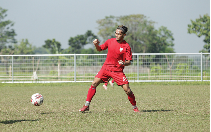 GANTI JERSEY: Azka Fauzi berlatih bersama Persis Solo di lapangan Krido Mulyo, Gatak, Sukoharjo, belum lama ini. Sekarang dia bergabung PSM Makassar dengan status pinjaman. (OFISIAL PERSIS SOLO FOR RADAR SOLO)