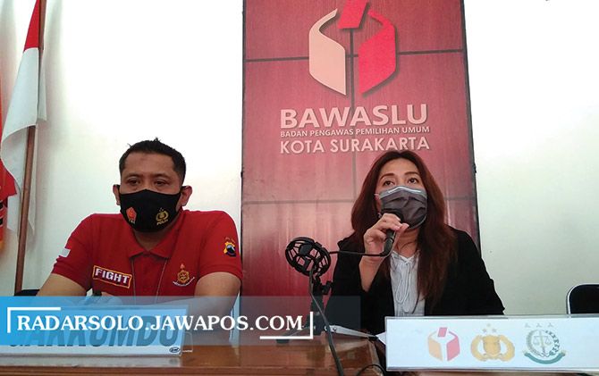Bawaslu Kota Surakarta menghentikan pembahasan laporan PWSPP tentang pemalsuan dukungan oleh pasangan Bajo, karena tak memenuhi unsur pidana pemilihan.