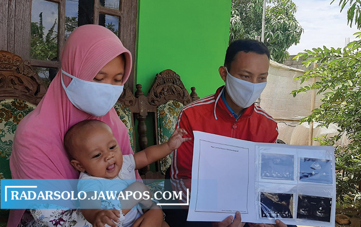 pasangan Angga Pranama Putra dan Erlina Fatmawati bersama buah hati mereka Muhammad Atta. Bayi Atta mengalami jantung bocor dan membutuhkan uluran bantuan. (RAGIL L/RADAR SOLO)