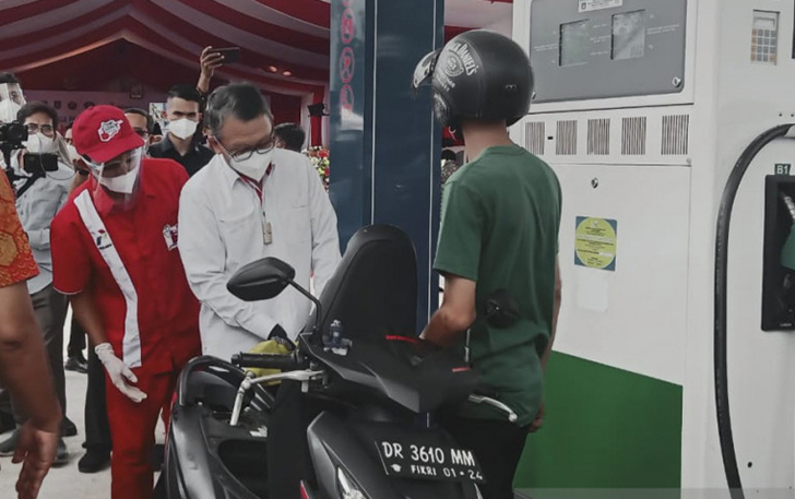Menteri ESDM Arifin Tasrif mencoba pengisian bahan bakar minyak ke sepeda motor konsumen di lembaga penyalur BBM satu harga di SPBU 56.83515, Desa Aik Bukaq, Kecamatan Batukliang Utara, Lombok Tengah, NTB, Kamis (16/9). (ANTARA)