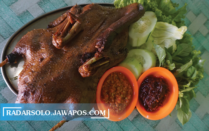 CITA RASA BERBEDA: Bebek goreng bacem diminati pecinta kuliner dari berbagai daerah. (ANGGA PURENDA/RADAR SOLO)