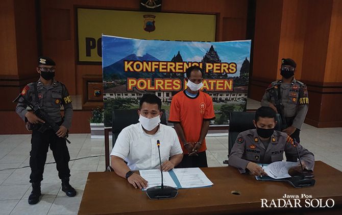 DIBEKUK: Pelaku perampokan di Koperasi Serba Usaha Prima Jasa di Desa Merbung, Klaten Tengah saat digelandang ke Mapolres Klaten.&nbsp;