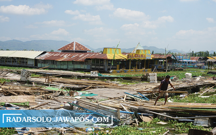 SEPI: Warung apung di Rowo Jombor Kecamatan Bayat yang dibongkar pemiliknya. (ANGGA PURENDRA/RADAR SOLO)