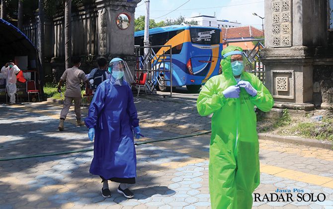 SESUAI SOP: Tenaga kesehatan yang bertugas di rumah karantina pemudik mengenakan APD.