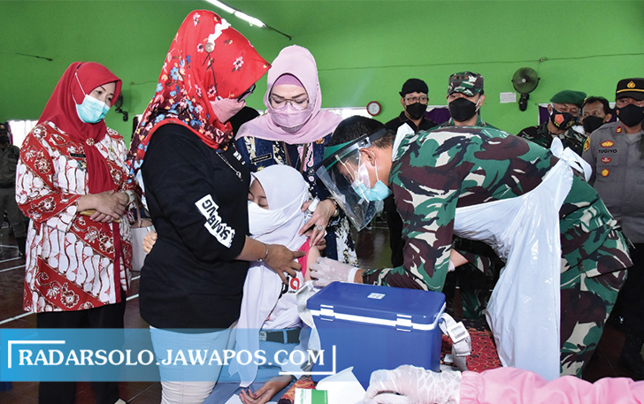 IKUT BANTU: Bupati Sukoharjo Etik Suryani memantau vaksinasi Covid-19 di GOR Desa Mayang, Kecamatan Gatak, Kamis (30/9) kemarin. (IWAN KAWUL/RADAR SOLO)
