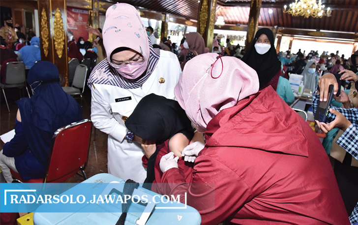 PERHATIAN: Bupati Sukoharjo Etik Suryani menenangkan pelajar SMPN 1 Sukoharjo dalam vaksinasi di Pendapa Graha Satya Praja, Rabu (22/9) kemarin. (IWAN KAWUL/RADAR SOLO)