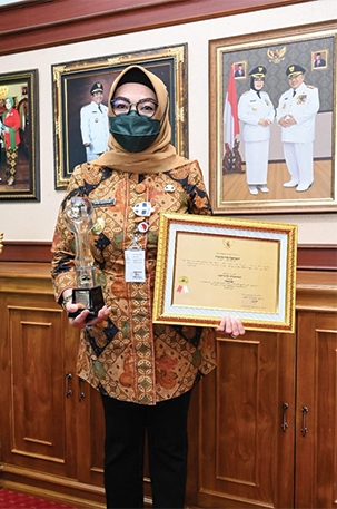 TERUS BERKARYA: Bupati Sukoharjo Etik Suryani tunjukkan trofi dan piagam juara pertama kegiatan pengelolaan jaringan dokumentasi dan informasi hukum kabupaten/kota Provinsi Jawa Tengah 2021. (PEMKAB SUKOHARJO FOR RADAR SOLO)