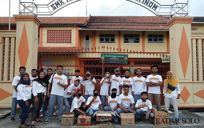 PATUT DICONTOH: Siswa dan siswi SMK Muhammadiyah 2 Jatinom bagikan takjil dan masker kepada pengguna jalan di depan sekolah, Minggu (3/5).