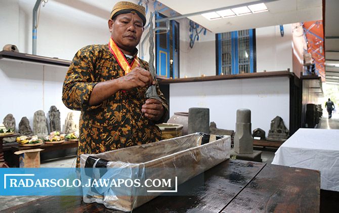 Prosesi jamasan keris di Museum Radya Pustaka. Tradisi ini merupakan simbol dari si manusia itu sendiri. Manusia harus selalu bersih dari kotoran (dosa).