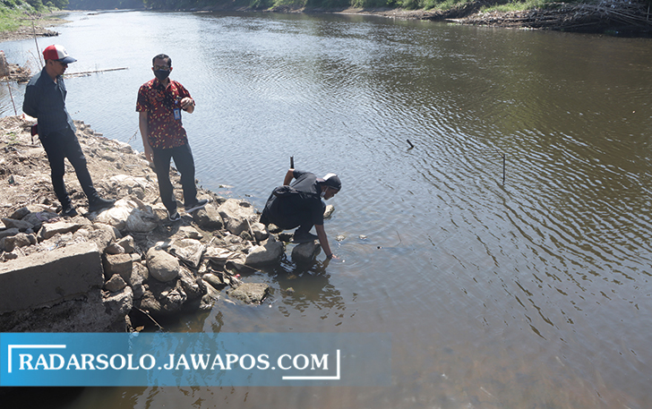Petugas dan Dirut PDAM Toya Wening Solo Mengambil Sample Air di Sungai Bengawan Solo yang tercemar limbah alkohol di kawasan intake Instalasi Pengolahan Air (IPA) Semanggi. (RADAR SOLO PHOTO)