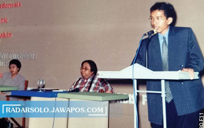 Pertemuan pertama Jokowi dan Sri Mulyani dalam seminar ekonomi di Solo pada Agustus 1998.