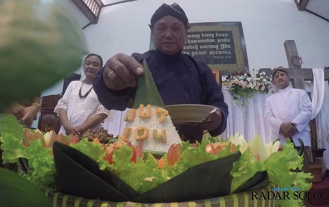 Pemotongan tumpeng peringatan ulang tahun GKJ Margoyudan tahun ini.