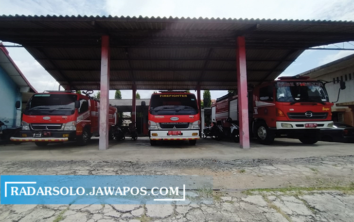 SIAGA: Mobil damkar Wonogiri siap dikerahkan kapan saja jinakkan api. (IWAN ADI L/RADAR SOLO)