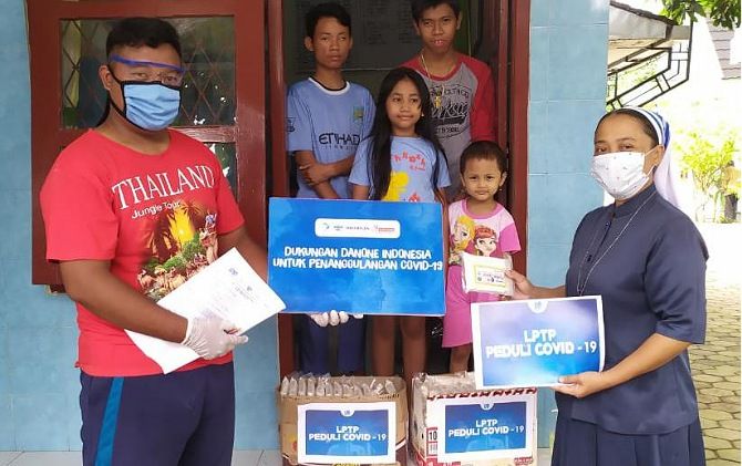 Danone Indonesia menyalurkan tempe bagi warga rentan terdampak Covid-19.