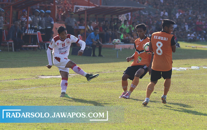 MENYEBERANG: Dedi Cahyono (kiri) membela Persis Solo versus PSIR Rembang di Stadion Krida Rembang, 2017 lalu. (ADI PRASETYAWAN/RADAR SOLO)