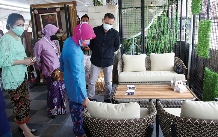 Ketua Dekranasda Jawa Tengah Siti Atikoh meninjau produk furniture peserta UKM Virtual Expo di Bank Jateng Cabang Surakarta, Selasa (21/9).