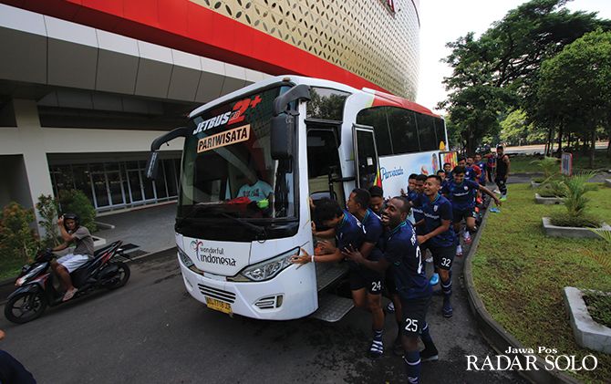 KOMPAK: Para pemain Persis mendorong bus, yang mogok di depan Stadion Manahan. Saat perjalanan, lagu Didi Kempot sering disetel di dalam bus untuk dinyanyikan para pemain.