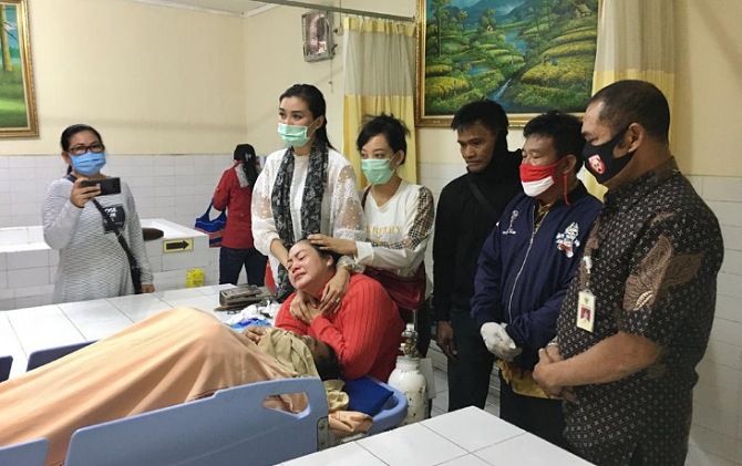 Wali Kota Surakarta F.X. Hadi Rudyatmo (paling kanan) saat berada di RS Kasih Ibu mendampingi kelurga mengurus jenazah almarhum Didi Kempot.