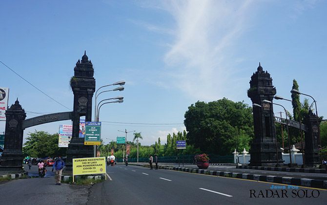 Perbatasan antara Kabupaten Klaten dan Sleman di Kecamatan Prambanan sebagai lokasi penyekatan pemudik yang menggunakan kendaraan pribadi.