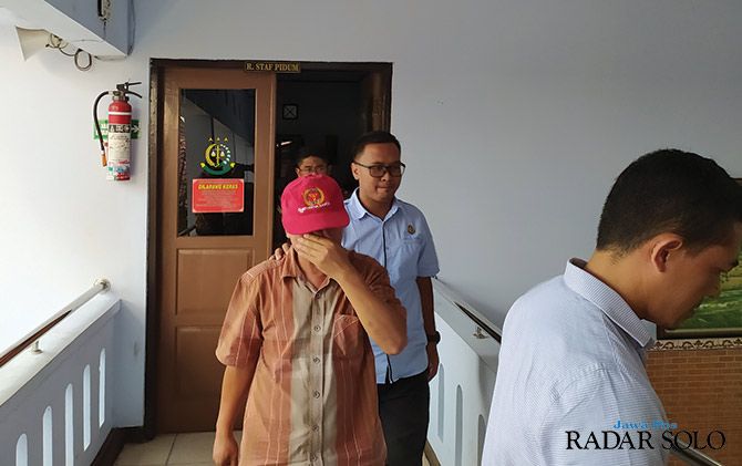 Sunarto (bertopi) saat menjalani pemeriksaan di Kejaksaan Negeri (Kejari) Wonogiri belum lama ini.