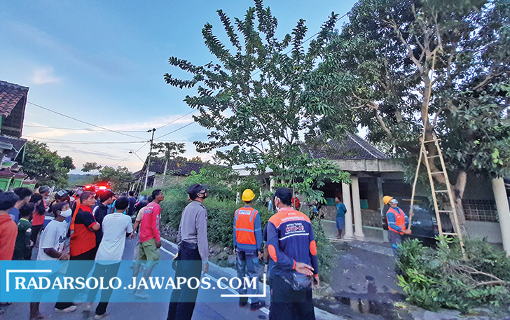 INSIDEN KEDUA: Sumardi saat akan dievakuasi dari atas pohon. (RUDI HARTONO/RADAR SOLO)
