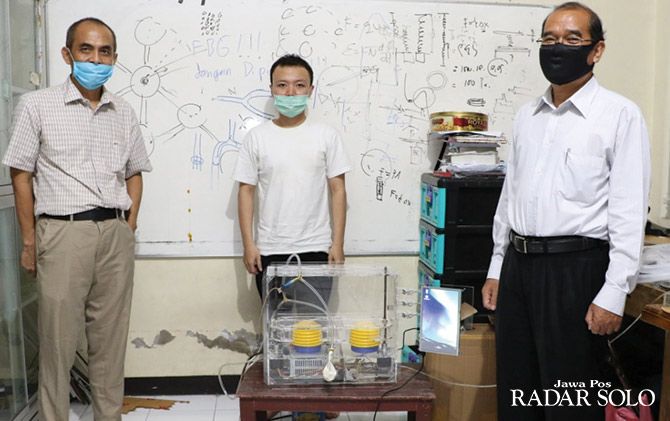 Koordinator laboratorium Ahmad Marzuki (kanan) bersama ventilator buatan UNS kemarin (25/4).
