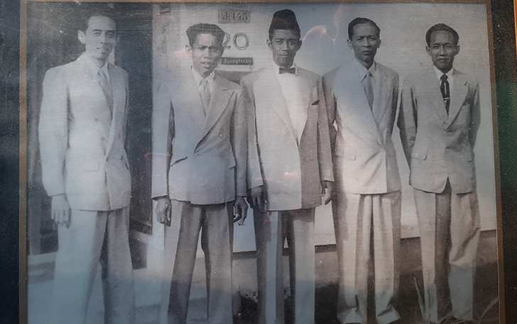 KENANGAN: Suali (paling kiri) bersama kakak-kakaknya memiliki hubungan erat. (Foto Dokumentasi Pribadi)