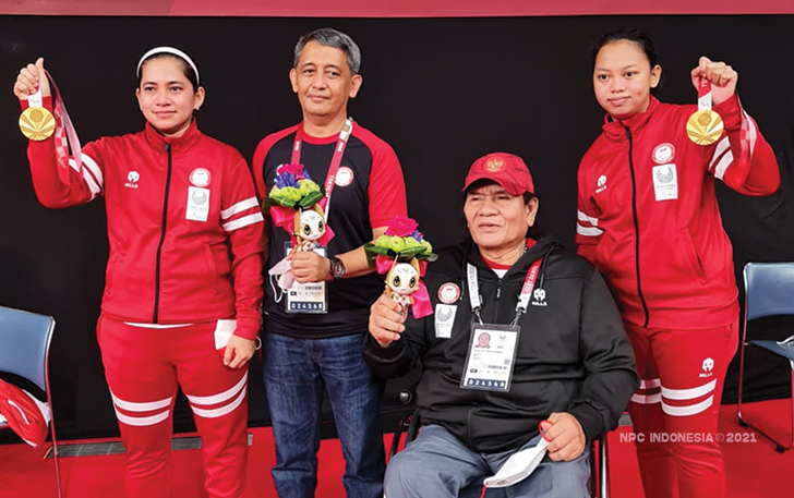 Dari kiri Leani Ratri Oktila, chef de mission kontingen Indonesia Andi Herman, Ketua NPC Indonesia Senny Marbun, dan Khalimatus Sadiyah pamerkan medali emas ganda putri Paralimpiade Tokyo 2020, Sabtu (4/9/2021). (NPC INDONESIA FOR RADAR SOLO)