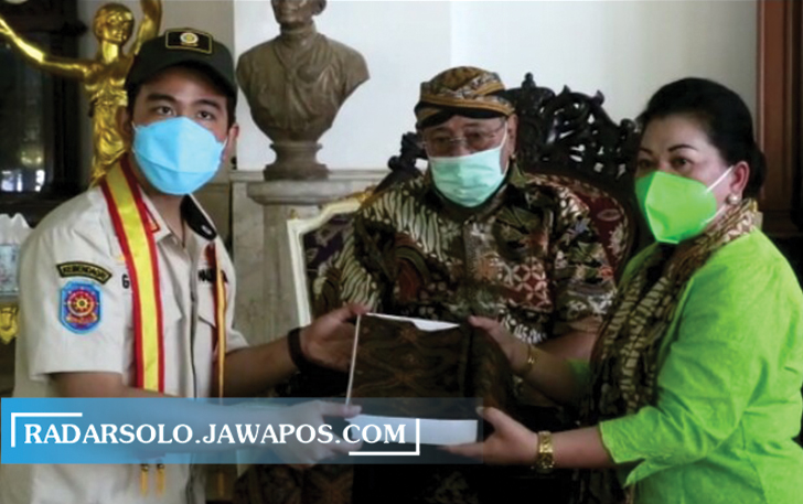 Wali Kota Solo Gibran Rakabuming Raka saat menerima gelar Kanjeng Pangeran Widironagoro dari PB XIII dan permaisuri di Keraton Kasunanan Surakarta, Senin (20/9/2021). (HUMAS PEMKOT SOLO FOR RADAR SOLO)