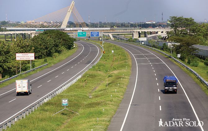 LENGANG: Kendaraan yang melintas di Tol Solo-Ngawi diklaim hanya jarak dekat atau menengah. Tujuannya hanya dalam satu provinsi.