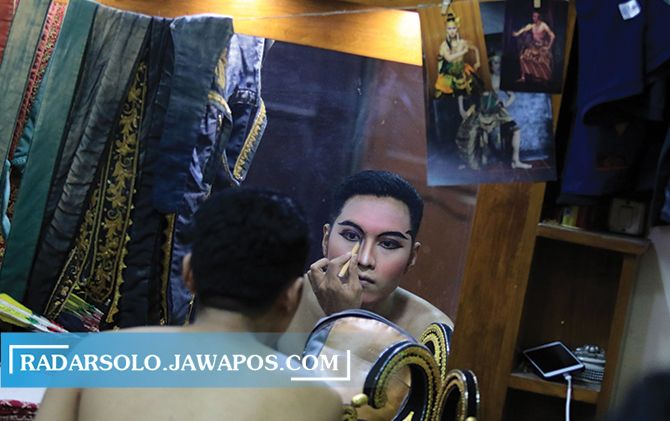 SERBABISA: Pemain wayang orang Sriwedari dituntut mandiri berdandan, memahami peran dan alur cerita dengan cepat.