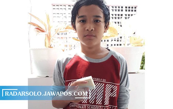 Salman Rabbani menunjukkan sabun karyanya dan mencobanya untuk mencuci kain.