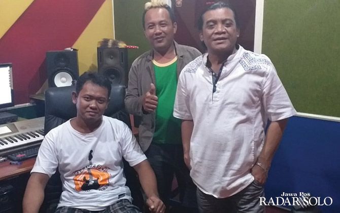 Didi Kempot di studi rekaman milik S. Harsono di Desa Bener, Kecamatan Ngrampal, Sragen. Foto buka bersama di studio dua pekan lalu.