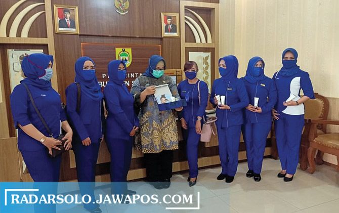 Perwakilan Inez Kosmetik menyerahkan bantuan gel hand sanitizer kepada Bupati Sragen Kusdinar Untung Yuni Sukowati.