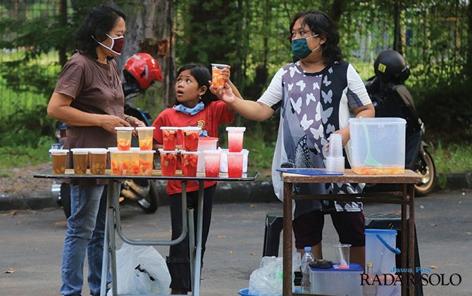 Pedagang takjil menjamur di kawasan Stadion Manahan, kemarin (28/4). Menu takjil seperti sirup buah bisa menjadi pilihan tepat untuk berbuka puasa.