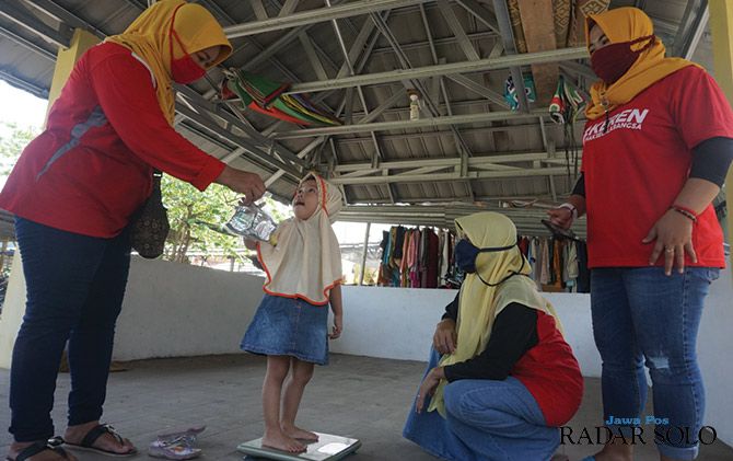 Petugas Posyandu Desa Kebondalem Lor, Prambanan, Klaten, sambangi anak-anak di desa setempat.