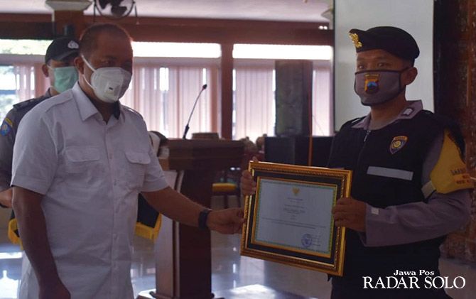 Bupati Karanganyar memberikan penghargaan kepada Bripka Prias Anggra Yudha, juara lomba bhabinkamtibmas.