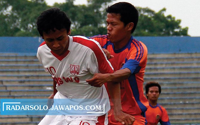 SEMOGA CEPAT BANGKIT: Striker Persis Solo Tri Handoko (jersey putih) saat dijegal pemain Persika Karanganyar dalam sebuah uji coba di Stadion Manahan, 2013 silam