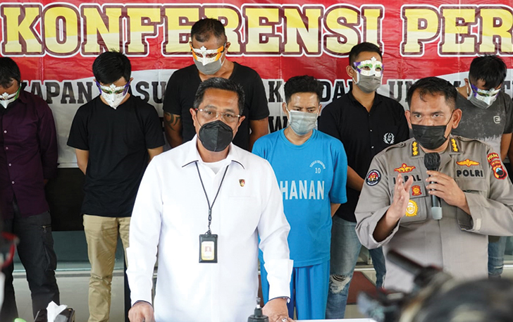 Dirkrimum Polda Jateng Kombes Pol Djuhandani Rahardjo  Puro dan Kabid Humas Polda Jateng Kombes M Iqbal Alqudusy menggelar jumpa pers kasus praktik prostitusi gay di Solo, Senin (27/9). (HUMAS POLDA JATENG)