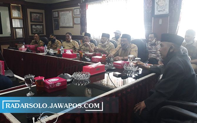 Paguyuban Kades se Sukoharjo saat menemui Bupati Sukoharjo Wardoyo Wijaya.