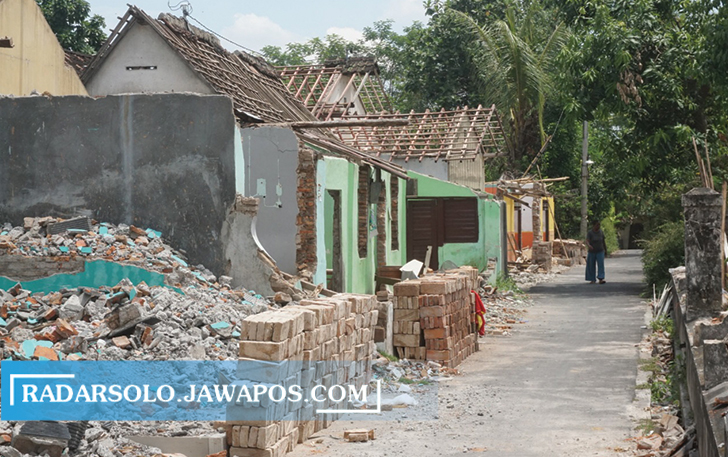 Seorang warga berjalan Dusun Ngentak, Desa Kranggan, Kecamatan Polanharjo. Dusun tersebut sudah tak berpenghuni dan tinggal reruntuhan bangunan usai ditinggal warga terdampak Jalan Tol Solo-Jogja. (ANGGA P/RADAR SOLO)