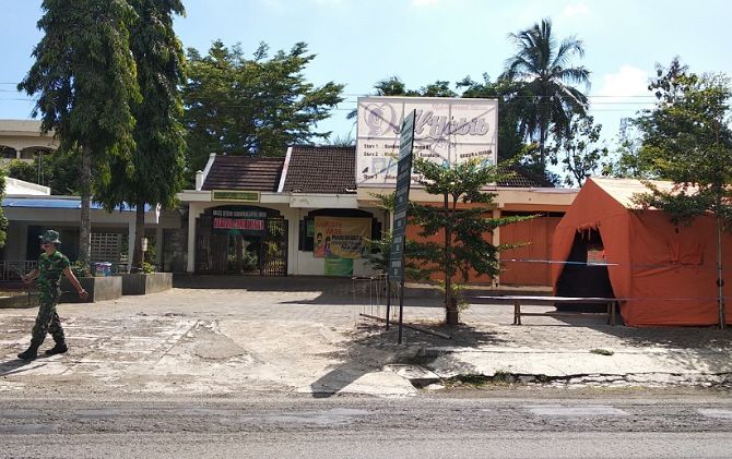 Suasana di sekitar pondok pesantren di Jatisrono, pekan lalu. Depan ponpes didirikan posko tim gabungan untuk menjaga karantina wilayah.