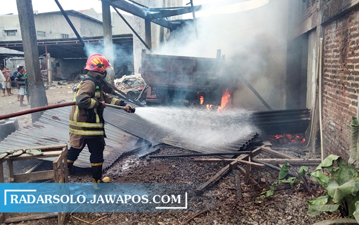 SIGAP: Tim pemadam kebakaran tengah memadamkan api di gudang pakan ternak di Nguter, Sabtu (4/9) kemarin. (IWAN KAWUL/RADAR SOLO)