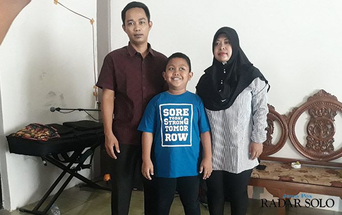 Kristianto, Ardha, dan Nani saat hendak melayat di rumah duka Didi Kempot.