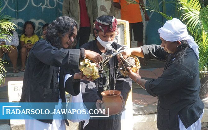 Agung Bakar dan Iwan Purwoko jalani Laku Badar Giyanti dan bertemu di titik 0 Km Klaten, Rabu (28/7).