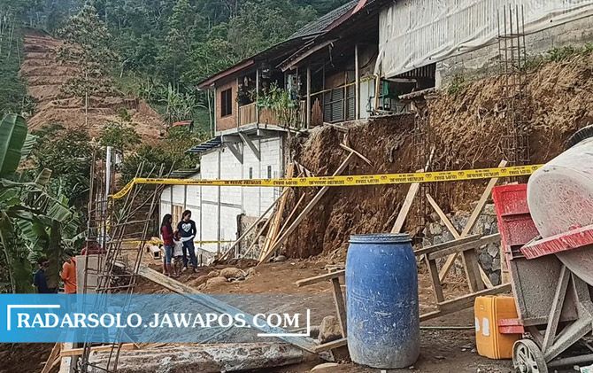 Kondisi lokasi tanah longsor di  Dusun Ngetep, Desa Kemuning, Ngargoyoso, Karanganyar, kemarin.